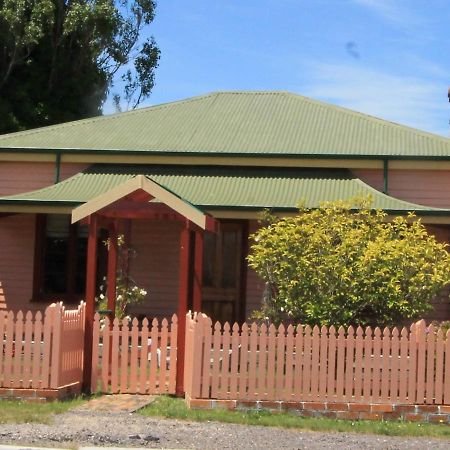 Kerrellie Cottages 2, 4 & 8 Reid Street Strahan Bagian luar foto