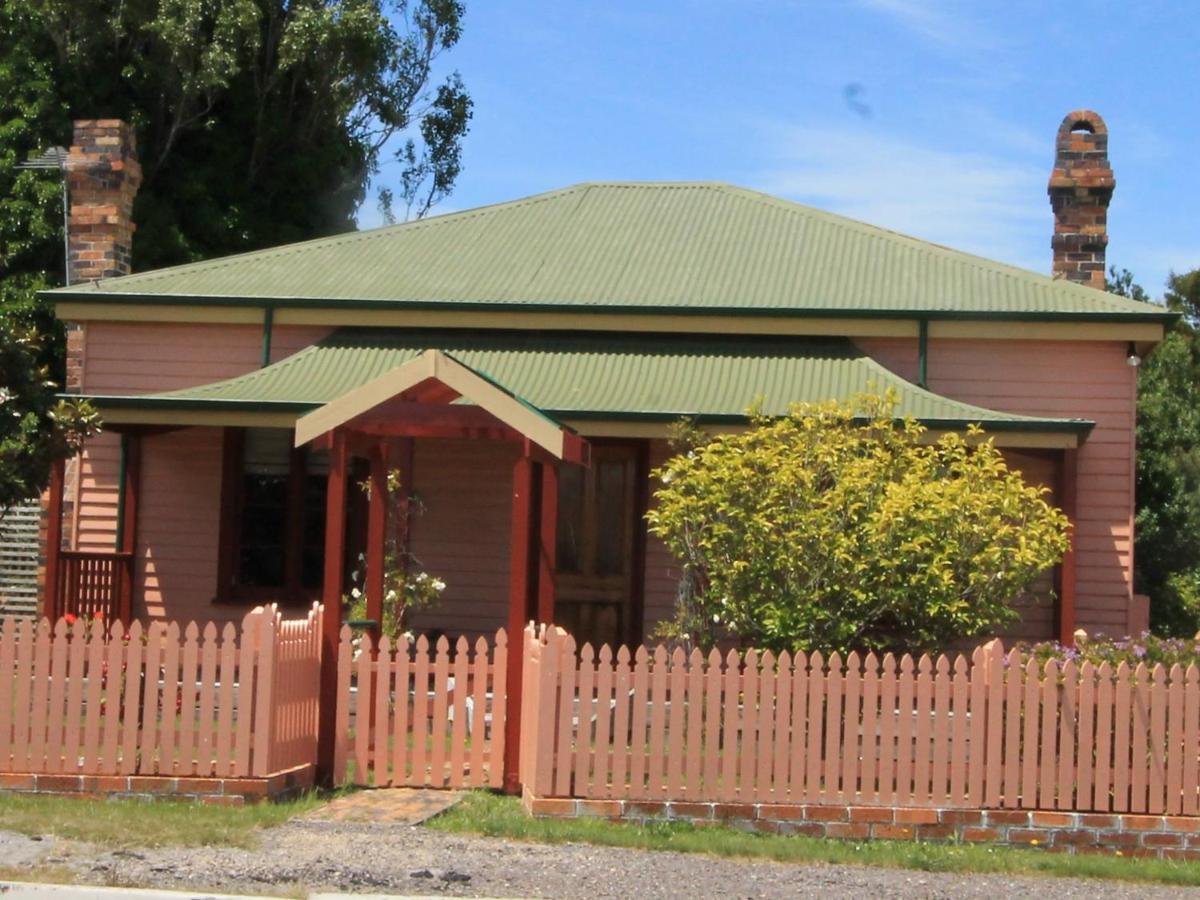 Kerrellie Cottages 2, 4 & 8 Reid Street Strahan Bagian luar foto