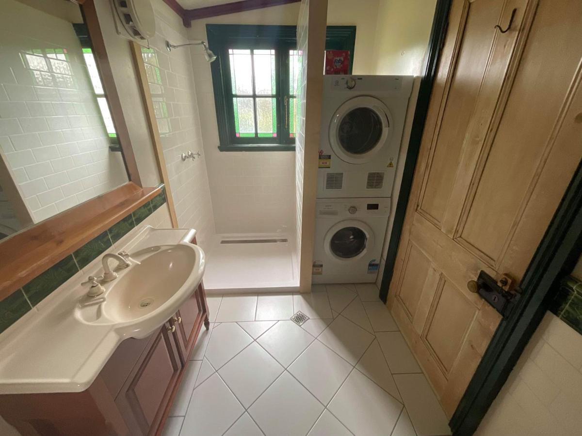 Kerrellie Cottages 2, 4 & 8 Reid Street Strahan Bagian luar foto